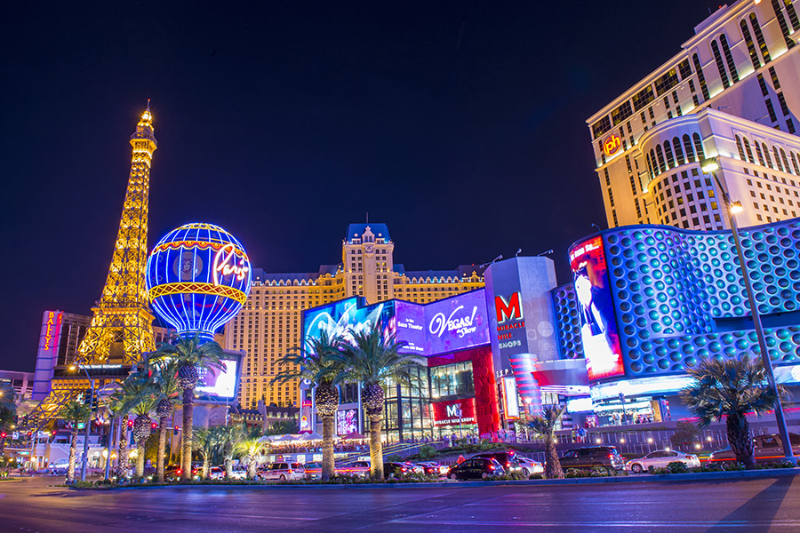 Tilman Fertitta, CEO de Fertitta Entertainment, y el logo de Caesars Entertainment