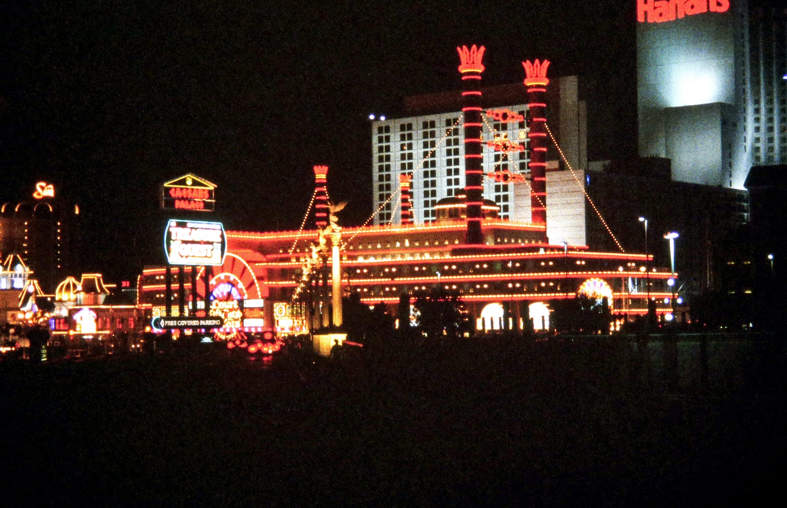 Exterior del Caesars Palace en Las Vegas de noche, con su icónica arquitectura romana iluminada.