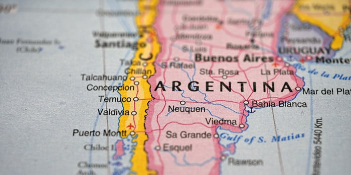 Ilustración del Congreso de Argentina con elementos que representan la regulación del juego online y la protección de menores.