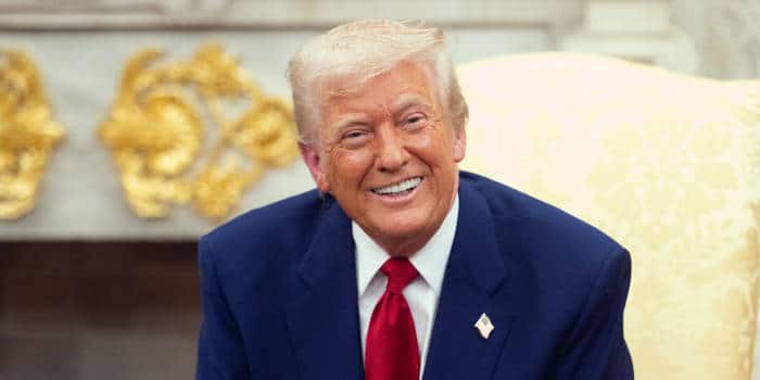 Donald Trump en un podio, enfatizando la necesidad de regulación de los mercados de predicción por la CFTC.