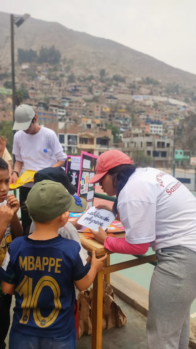 Mesa de ruleta con fichas y la bola a punto de caer en un número.