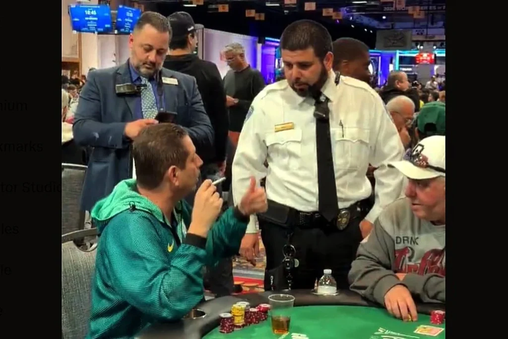 Jugador de póker siendo escoltado fuera de la mesa de un torneo WSOP después de una descalificación.