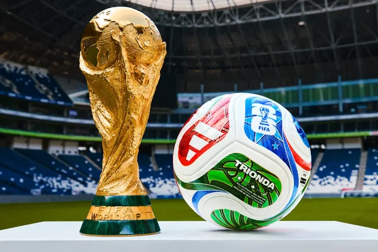 Un grupo de aficionados al fútbol observando pantallas con resultados de apuestas, simbolizando las grandes sumas de dinero en juego durante la Copa del Mundo 2026.