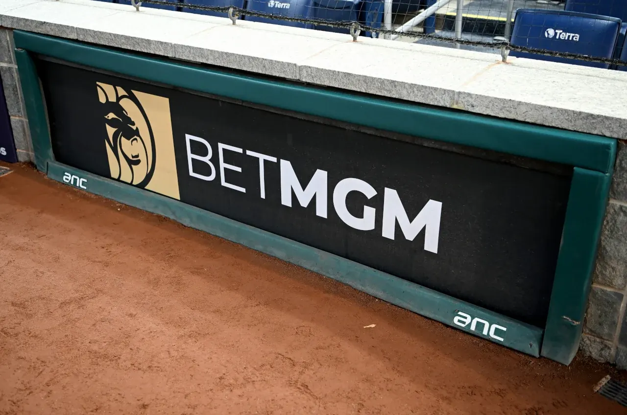 Logotipos de la Major League Baseball, MGM Resorts y BetMGM, simbolizando su alianza renovada.
