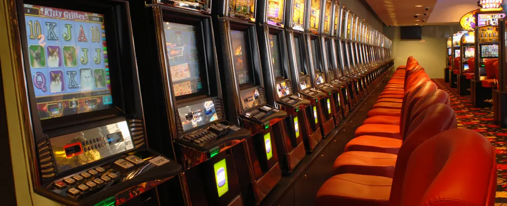 Un collage que muestra elementos de casino como ruletas, cartas y fichas, junto con el mapa de Uruguay, simbolizando el juego online en el país.