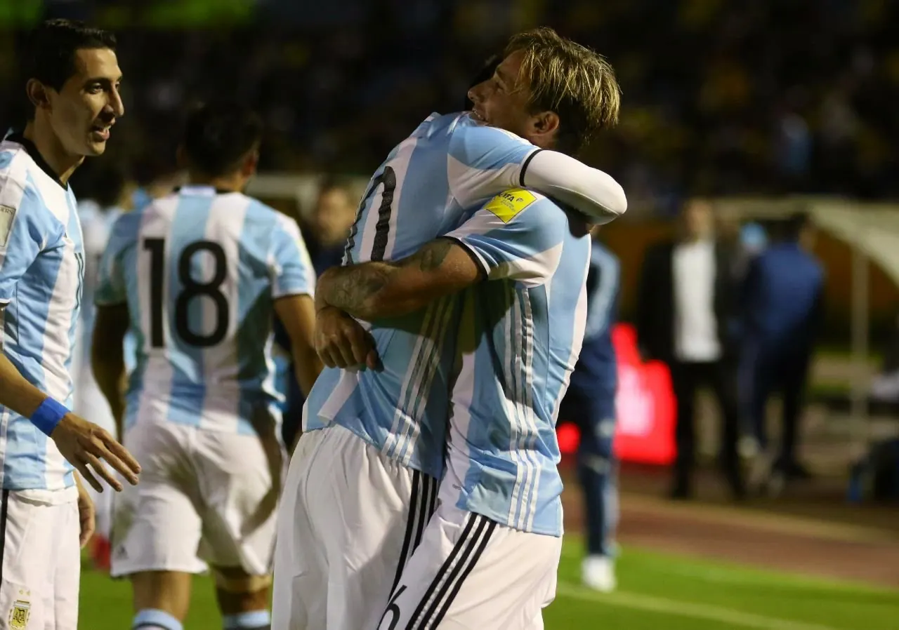 Jugadores de la Selección Argentina celebrando un gol en la cancha, con Lionel Messi en primer plano.