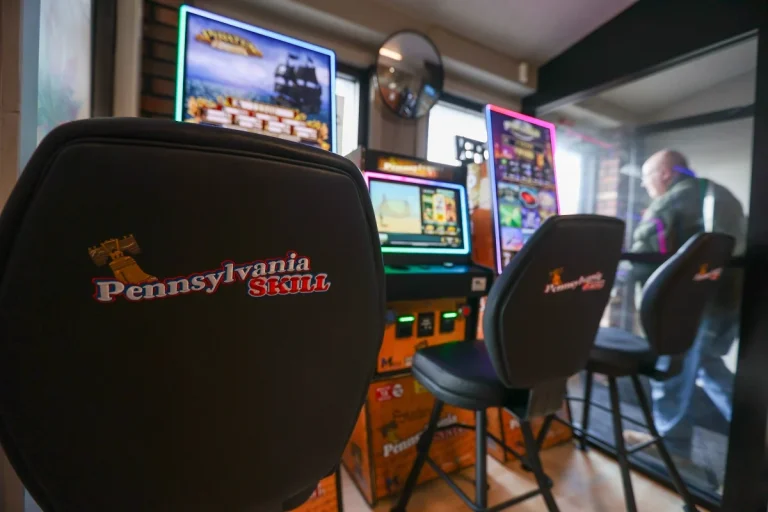 Máquinas de juegos de habilidad en un bar de Pensilvania con un logo superpuesto de Penn Entertainment