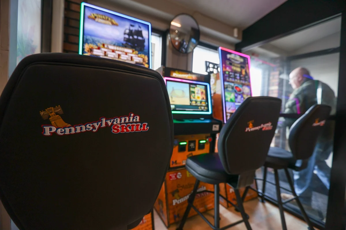 Máquinas de juegos de habilidad en un bar de Pensilvania con un logo superpuesto de Penn Entertainment