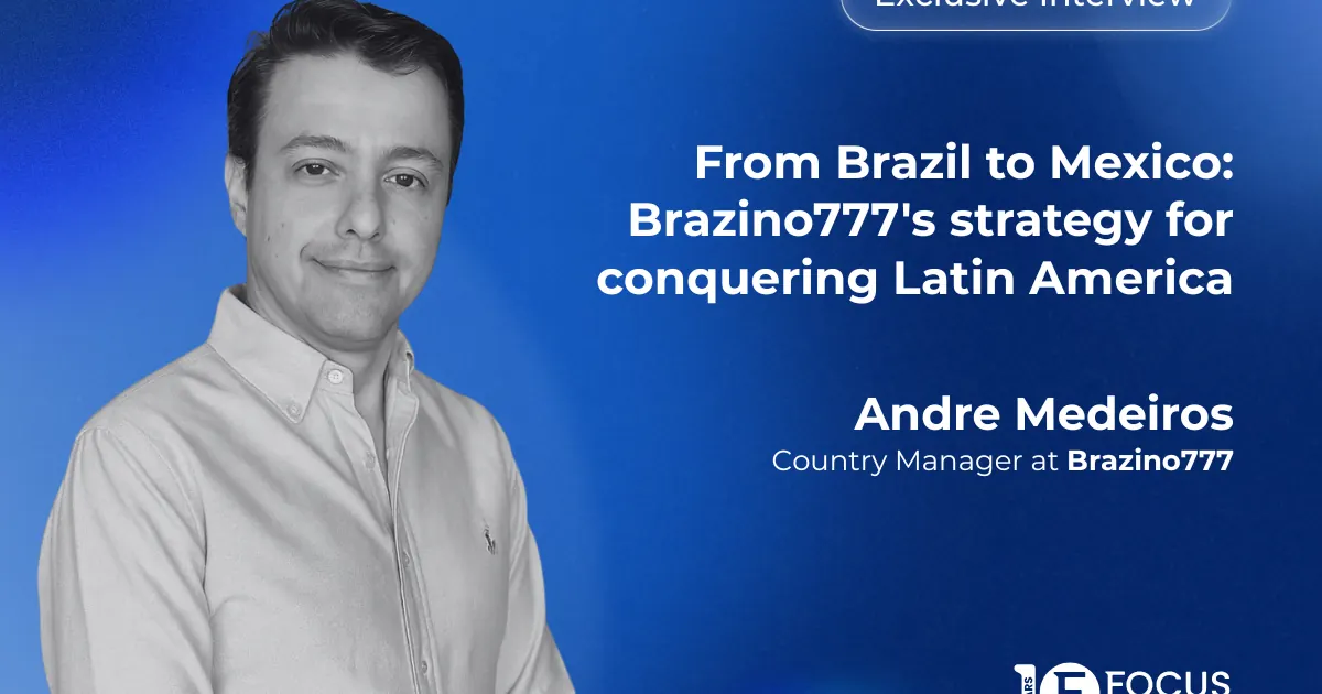 André Medeiros de Brazino777 explicando la estrategia de expansión con un mapa de América Latina de fondo y elementos de fútbol.