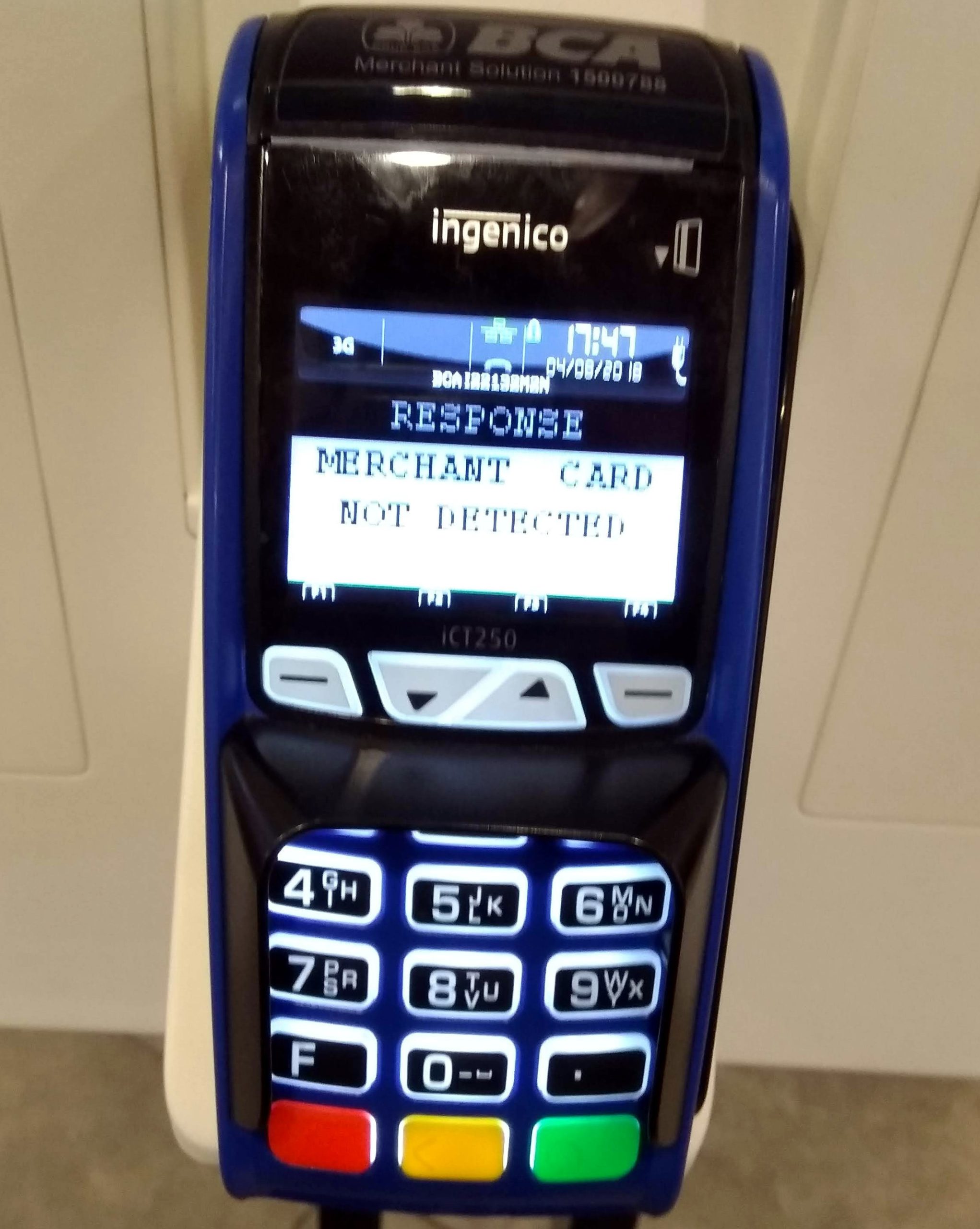 Variedad de tarjetas de crédito, un teléfono móvil con una aplicación de pago y un símbolo de banco que representan los métodos de pago en casinos online.