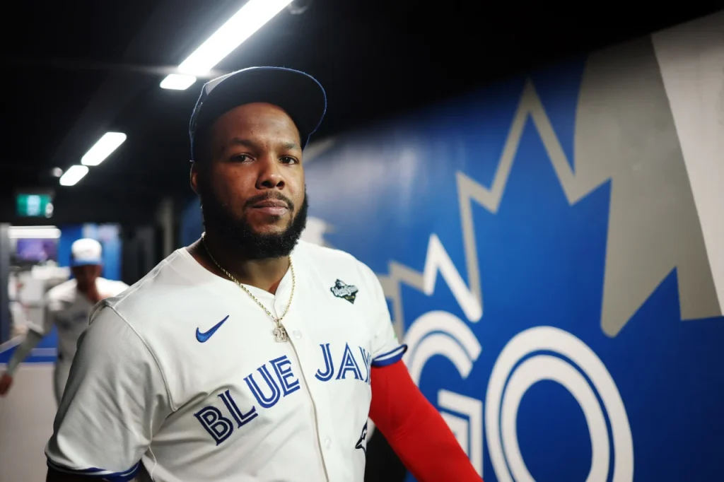 Vladimir Guerrero Jr. sonriendo, con un logo discreto de Betway, en el contexto de una campaña de juego responsable.