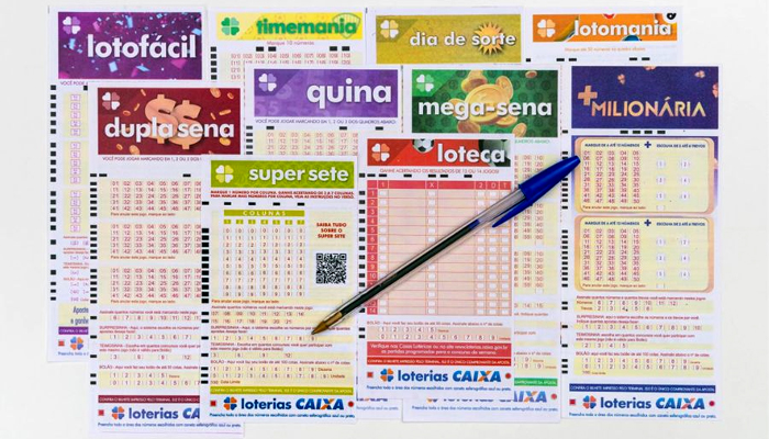 Logo da Caixa Econômica Federal e bilhetes de loteria