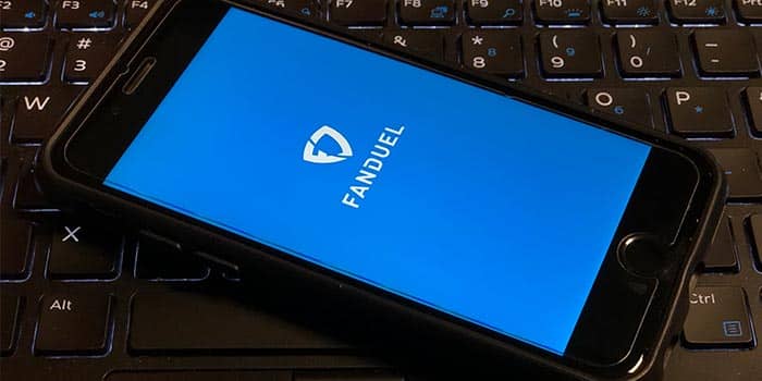 Empleados de FanDuel en una oficina, con un ambiente que sugiere una reestructuración o reducción de personal.