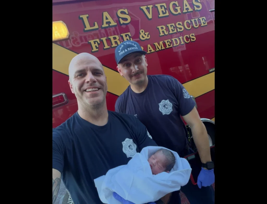 Bomberos de Las Vegas asistiendo a una mujer y un bebé recién nacido en un túnel subterráneo.