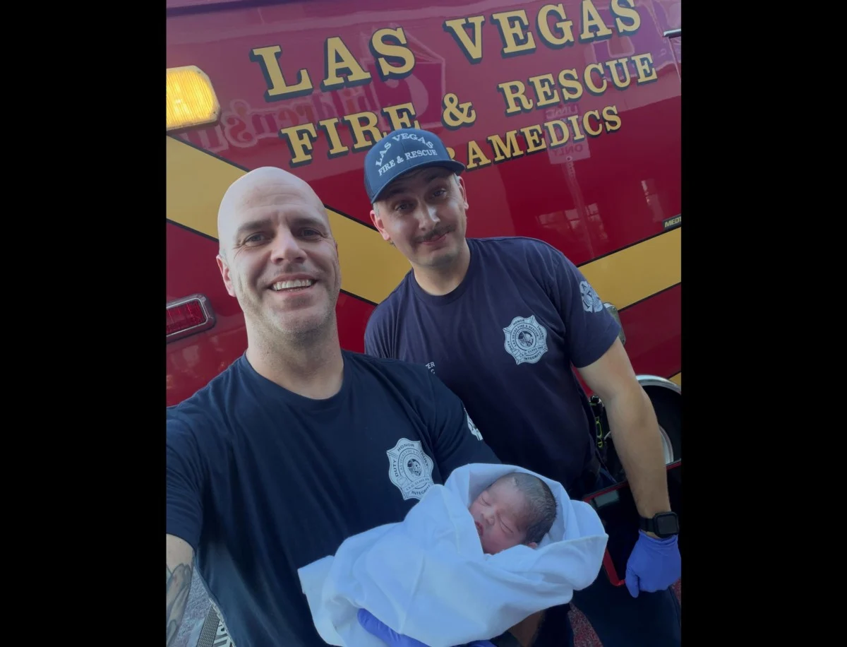 Bomberos de Las Vegas asistiendo a una mujer y un bebé recién nacido en un túnel subterráneo.