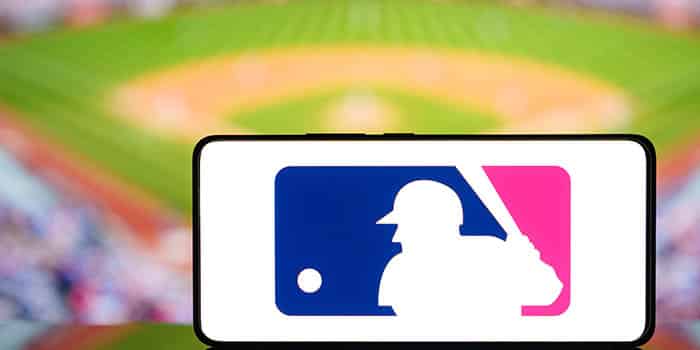 Logo de BetMGM junto al de la MLB, simbolizando la extensión de su acuerdo de patrocinio.