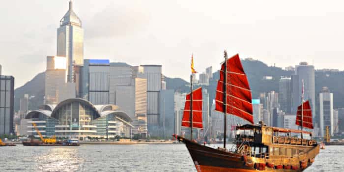 Oficiales de policía de Hong Kong investigando documentos y equipos informáticos en una redada.