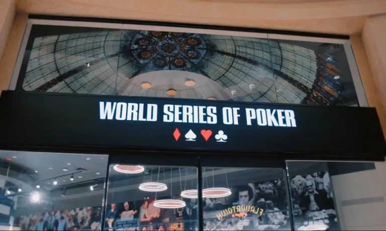 Diseño interior de la nueva tienda minorista de la World Series of Poker en el complejo Horseshoe-Paris en Las Vegas, con exhibiciones de mercancía y una vitrina de brazaletes de