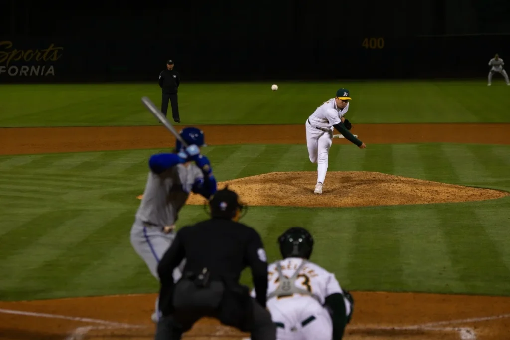 Un bateador de béisbol de la MLB en acción, simbolizando la discusión sobre las apuestas prop de jugadores.
