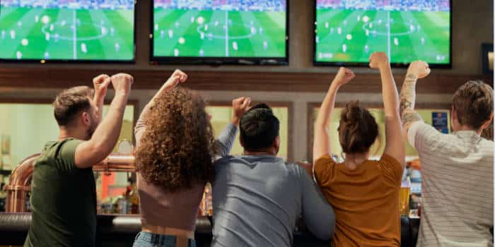 Aficionados celebrando un gol durante el partido inaugural de la Copa Mundial 2026 entre Estados Unidos y Paraguay.