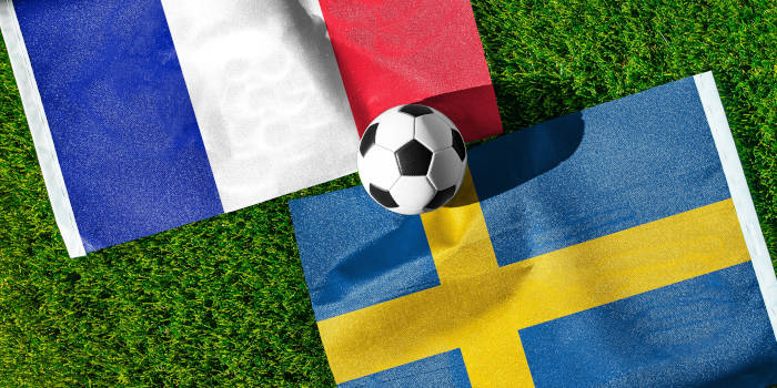 Un jugador de Francia en acción contra un jugador de Suecia durante un partido de la Copa Mundial de la FIFA.