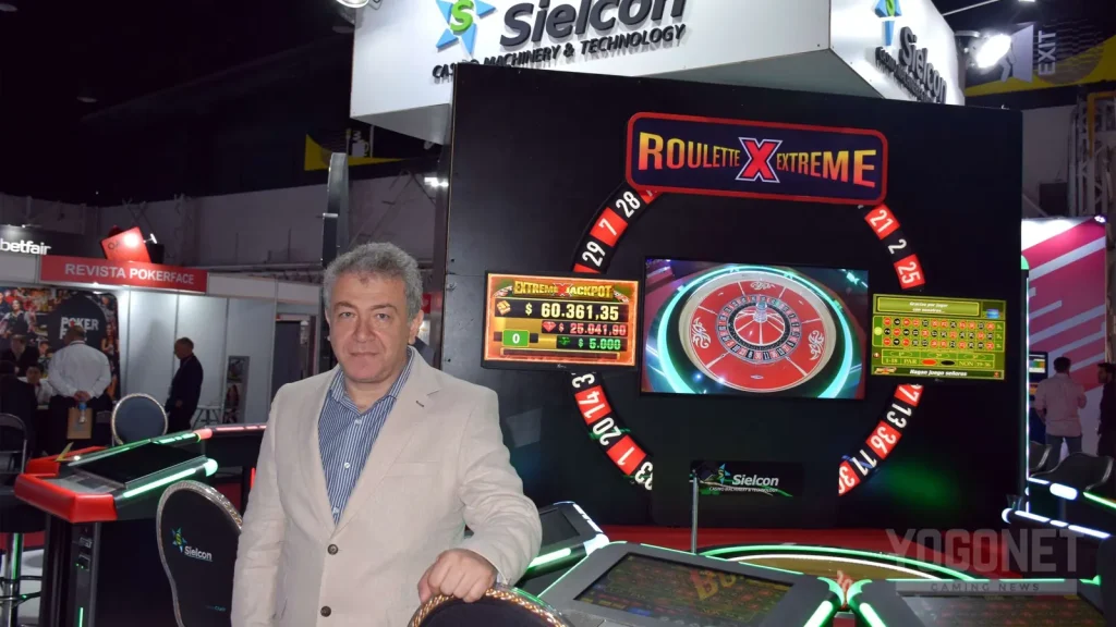 Un técnico revisa los componentes internos de una máquina tragamonedas en un casino.