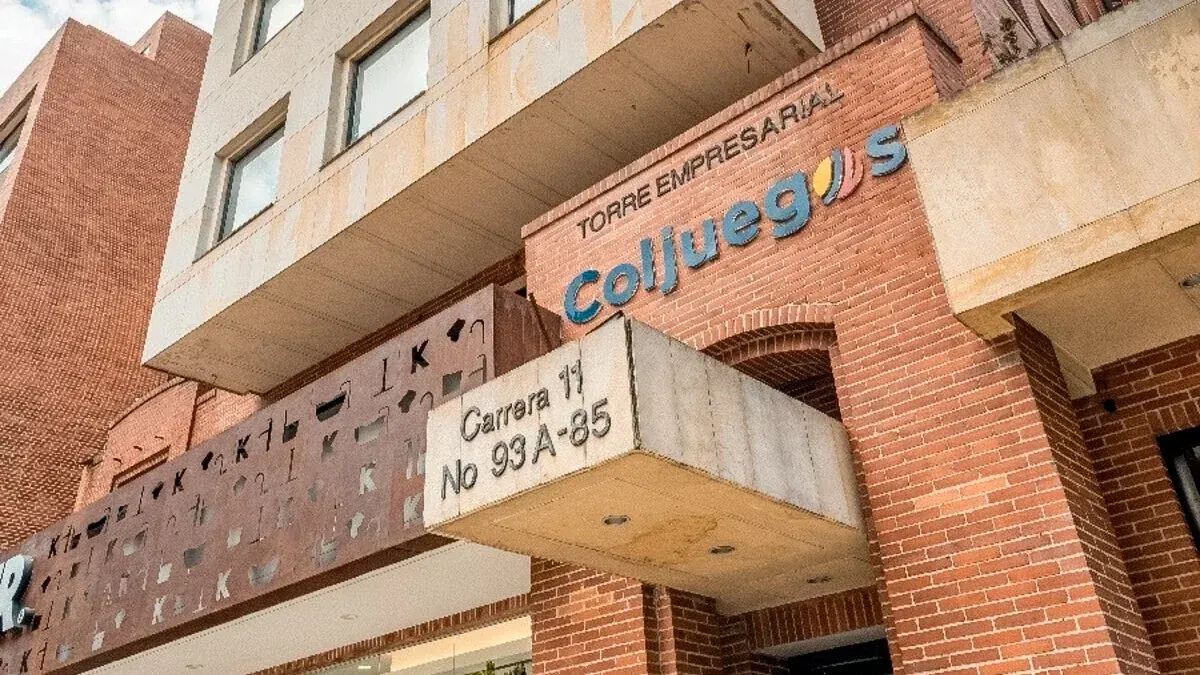 Fachada de la sede de Coljuegos en Bogotá, Colombia, con el logo institucional visible.