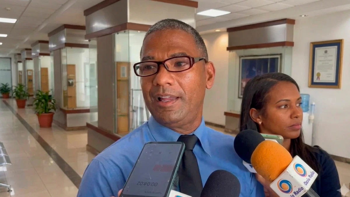 Padres dominicanos protestan contra reforma de juegos de azar frente al Congreso en Santo Domingo