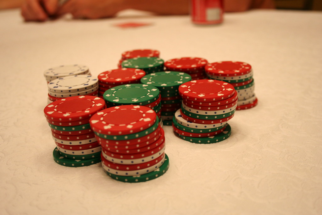 Ilustración de una ruleta de casino con elementos culturales latinoamericanos y el año 2024