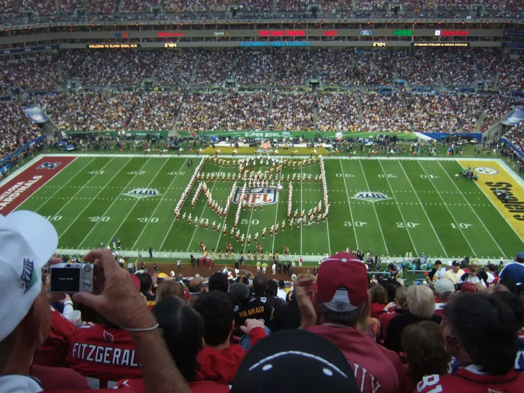 Escena de un partido de la NFL con un recuadro de apuestas y documentos legales desplegados
