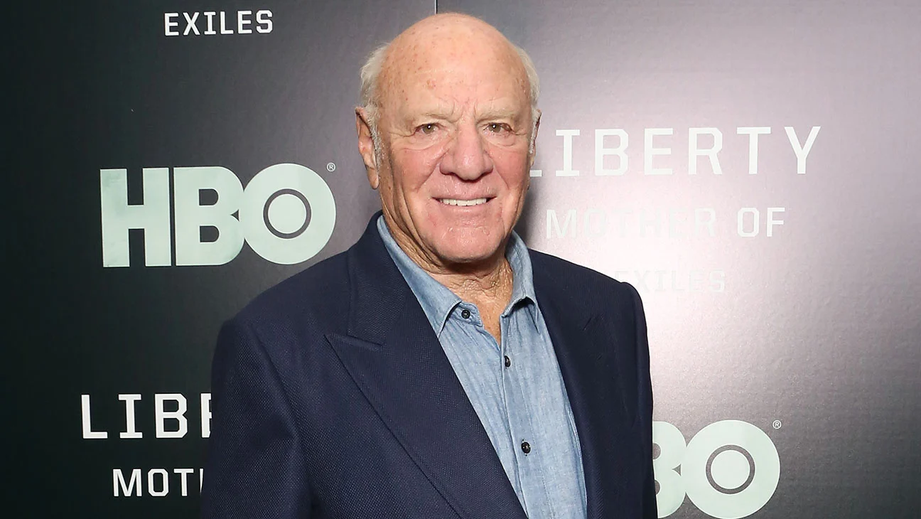 Edificio de la sede de MGM Resorts International y un retrato de Barry Diller