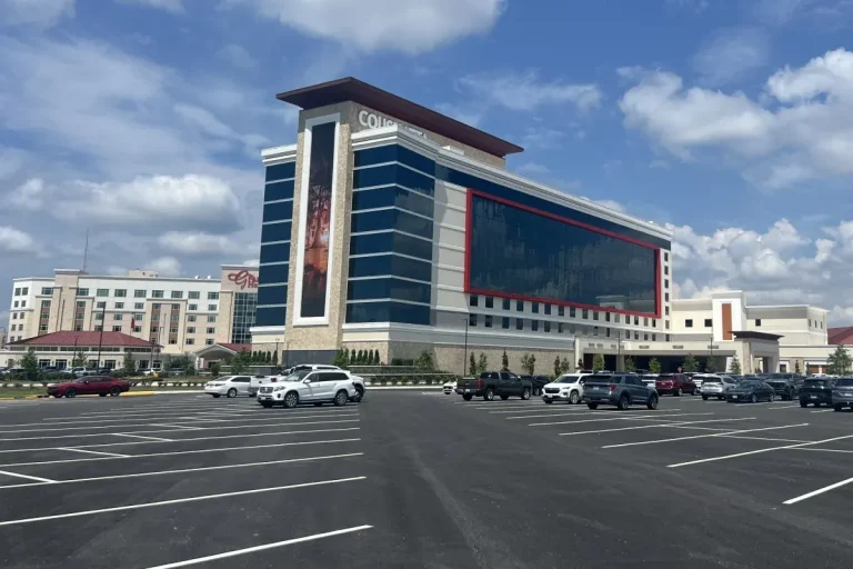 Vista exterior de la Torre Legacy del Coushatta Casino Resort al atardecer