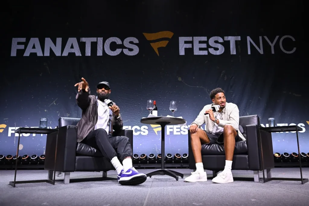LeBron James y Tyrese Haliburton durante un panel en el Fanatics Fest NYC 2026, en el Jacob Javits Center de Nueva York, el 16 de julio de 2026.