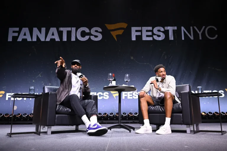 LeBron James y Tyrese Haliburton durante un panel en el Fanatics Fest NYC 2026, en el Jacob Javits Center de Nueva York, el 16 de julio de 2026.