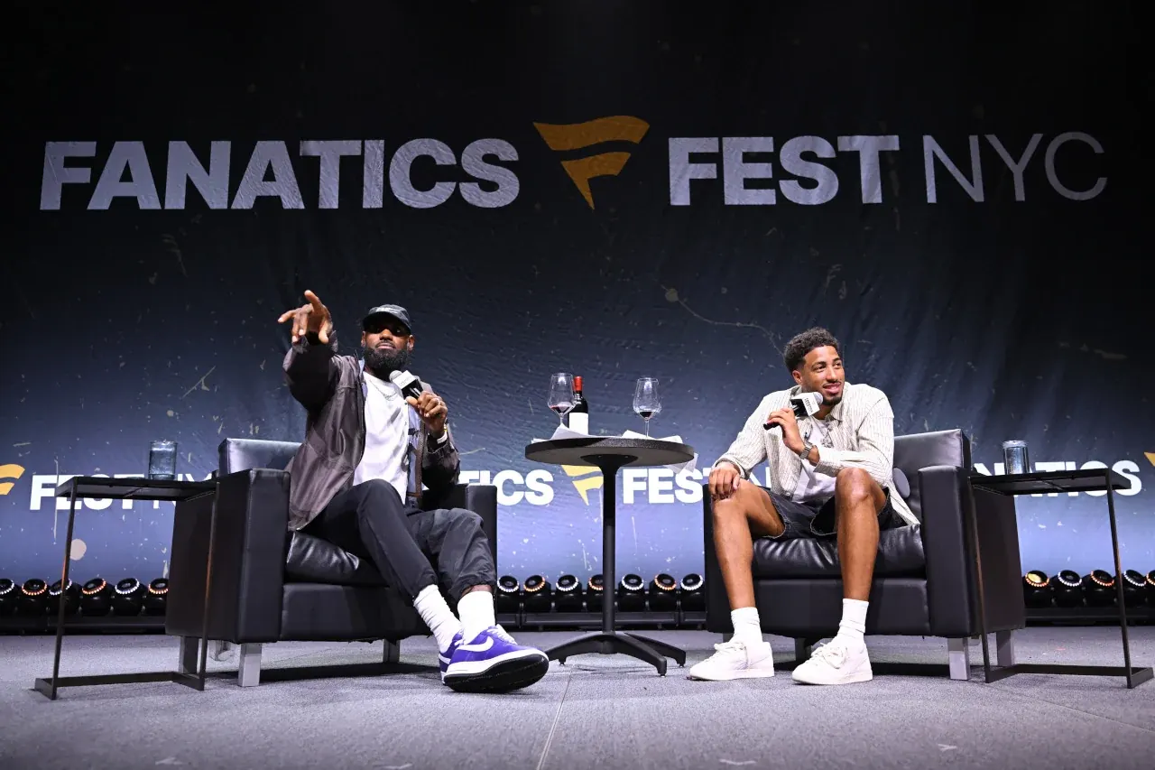 LeBron James y Tyrese Haliburton durante un panel en el Fanatics Fest NYC 2026, en el Jacob Javits Center de Nueva York, el 16 de julio de 2026.