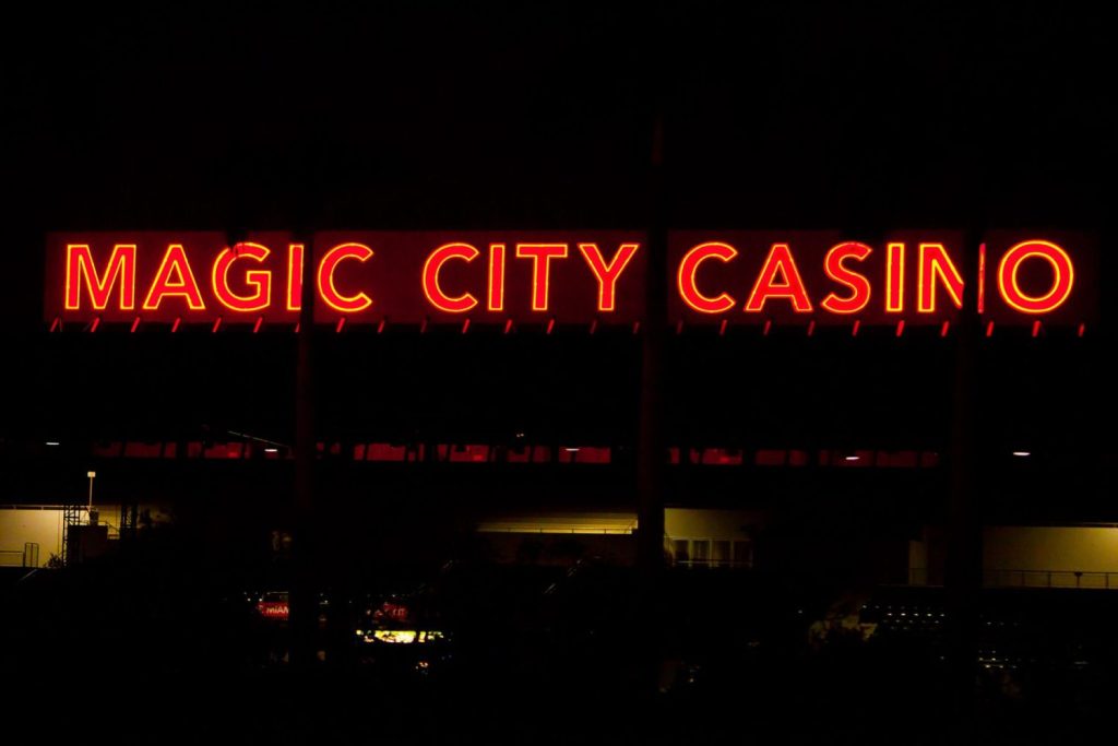 Máquinas tragamonedas en un casino no tribal de Florida, con pantallas y monedas