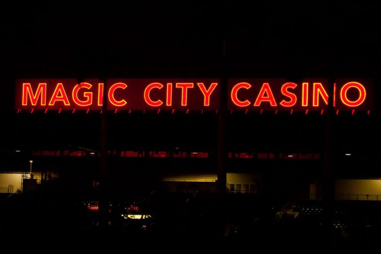 Máquinas tragamonedas en un casino no tribal de Florida, con pantallas y monedas