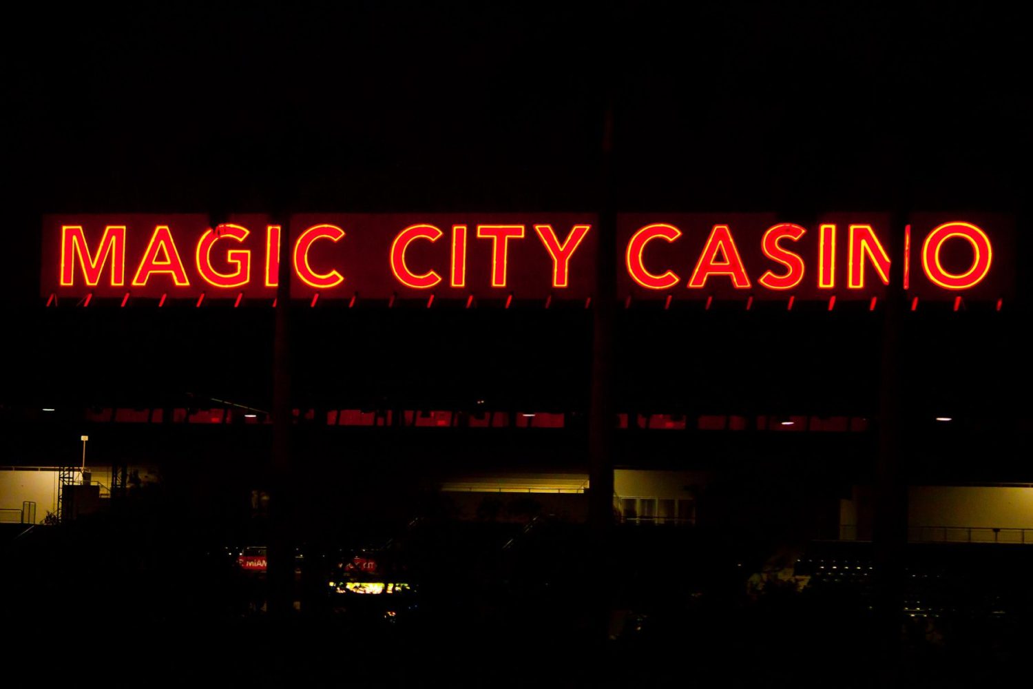 Máquinas tragamonedas en un casino no tribal de Florida, con pantallas y monedas