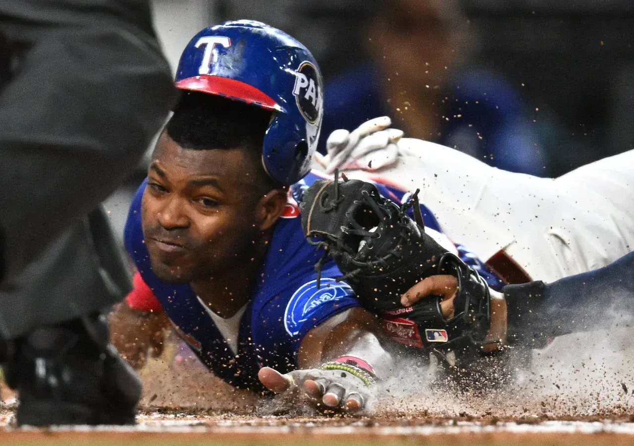 Yasiel Puig bateando durante un partido de béisbol, con una superposición sutil de documentos legales o un martillo de juez.