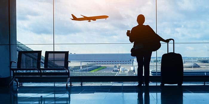 Personas en la terminal de un aeropuerto, con una señal del Aeropuerto Internacional Harry Reid de Las Vegas al fondo.