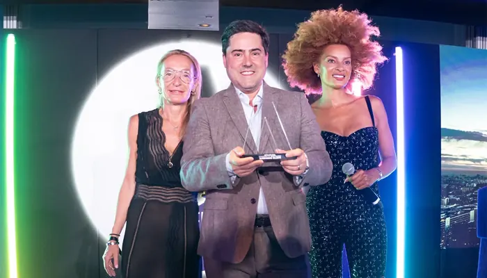 Alessandro Valente recibiendo el premio iGaming Affiliate Idol 2026 en Londres.