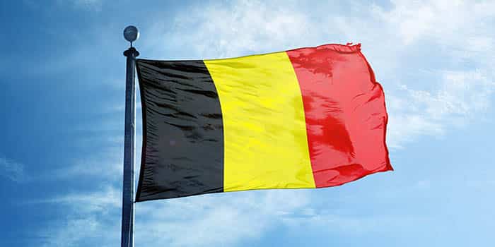 Jugadores de las selecciones de Bélgica y Senegal disputando un balón en un partido de fútbol.