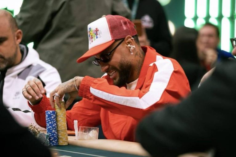 Neymar Jr sentado en una mesa de póquer durante el BSOP Winter en São Paulo, con fichas y cartas visibles