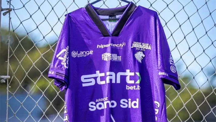 Un grupo de futbolistas en uniforme, con expresiones de preocupación, en un campo de juego, simbolizando la investigación por manipulación de resultados.