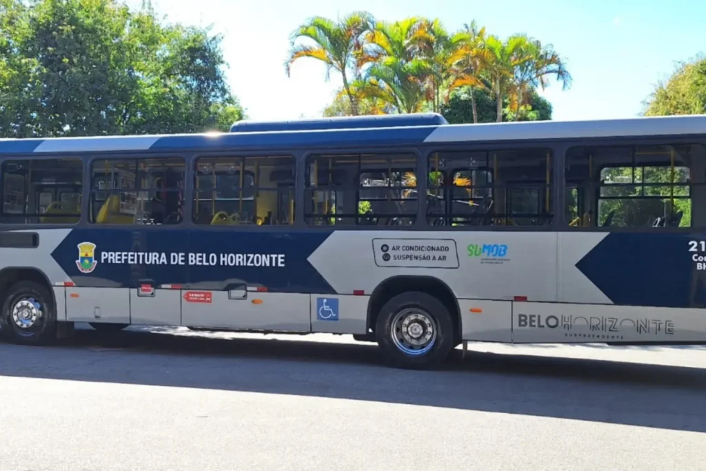 Autobús de Belo Horizonte con la parte trasera mostrando un anuncio, en medio del tráfico urbano.