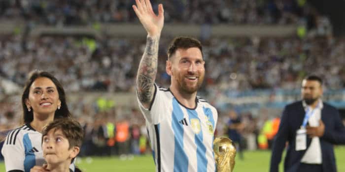 Jugadores de las selecciones nacionales de España y Argentina en el campo antes de la final de la Copa Mundial de la FIFA 2026.