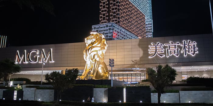 Logotipo de MGM China sobre un mapa estilizado de China continental, con íconos de hoteles.