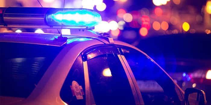 Agentes de policía inspeccionando máquinas de juego ilegales incautadas en una operación.