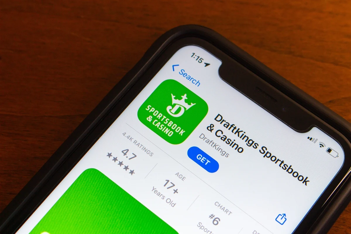 Oficina corporativa de DraftKings en Boston, con indicadores de bolsa y análisis de mercado