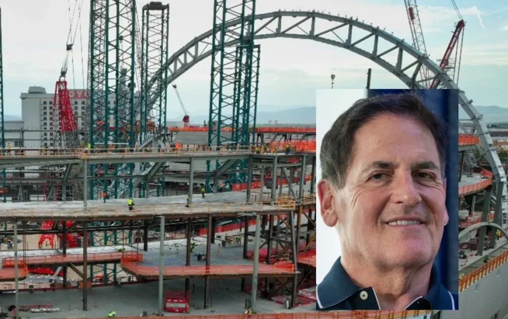 Construcción del estadio de los Atléticos en Las Vegas, con el horizonte de la Strip al fondo, julio de 2026